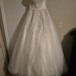 Allure Bridals Ivory Lace Wedding Gown